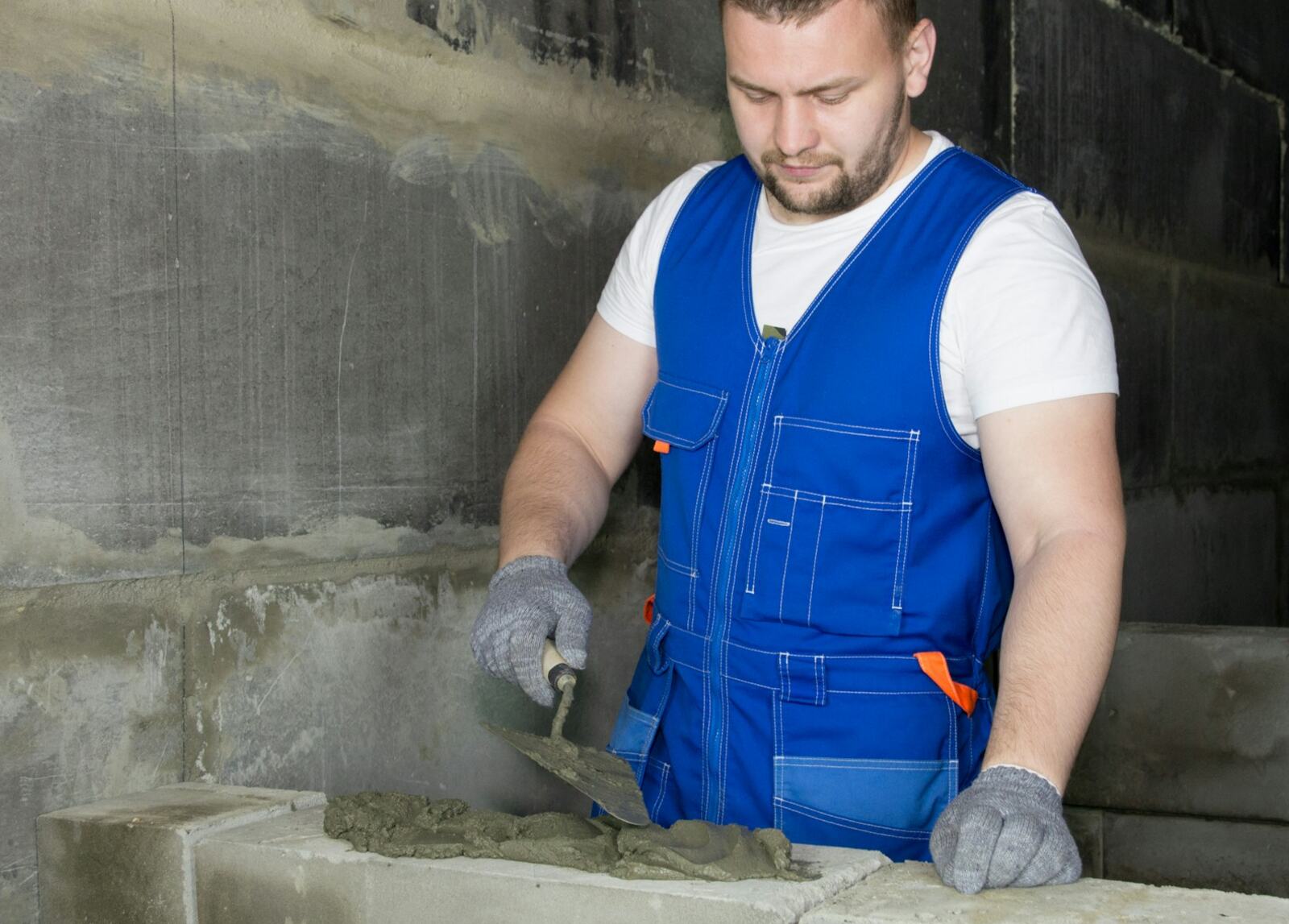 Fachowiec podczas prac elektroinstalacyjnych